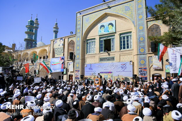 فریاد «سپاه انقلابی حمایتت می‌کنیم» در مدرسه فیضیه طنین‌انداز شد