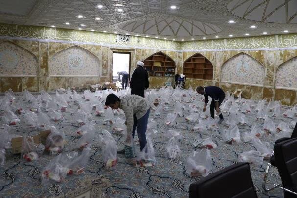 توزیع بسته های ارزاق به مناسبت ماه رمضان توسط طلاب جهادی